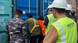 Tim gabungan membongkar kontainer berisi rokok ilegal di Pelabuhan Dwikora Pontianak, (Foto: Istimewa)