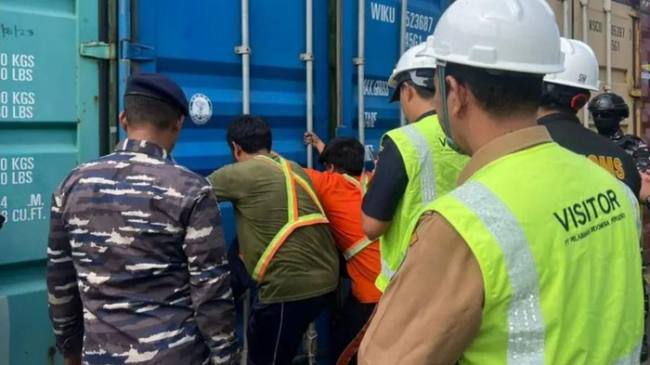 Tim gabungan membongkar kontainer berisi rokok ilegal di Pelabuhan Dwikora Pontianak, (Foto: Istimewa)