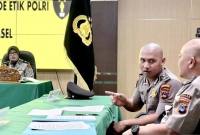 Bripda Muhammad Seili (kedua kanan) anggota Polres Banjarbaru, berdialog dengan pendamping saat mengikuti Sidang Komisi Kode Etik Polri (KKEP) atas kasus pembunuhan terhadap mahasiswi Universitas Lambung Mangkurat (ULM) berinisial ZD (20) di Mapolres Banjarbaru, Kalimantan Selatan, Senin (29/12/2025). (ANTARA/Tumpal A Aritonang)