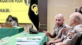 Bripda Muhammad Seili (kedua kanan) anggota Polres Banjarbaru, berdialog dengan pendamping saat mengikuti Sidang Komisi Kode Etik Polri (KKEP) atas kasus pembunuhan terhadap mahasiswi Universitas Lambung Mangkurat (ULM) berinisial ZD (20) di Mapolres Banjarbaru, Kalimantan Selatan, Senin (29/12/2025). (ANTARA/Tumpal A Aritonang)