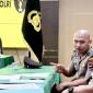 Bripda Muhammad Seili (kedua kanan) anggota Polres Banjarbaru, berdialog dengan pendamping saat mengikuti Sidang Komisi Kode Etik Polri (KKEP) atas kasus pembunuhan terhadap mahasiswi Universitas Lambung Mangkurat (ULM) berinisial ZD (20) di Mapolres Banjarbaru, Kalimantan Selatan, Senin (29/12/2025). (ANTARA/Tumpal A Aritonang)