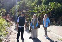 Armada mobil Tim kesehatan dari Dinas Kesehatan Provinsi Kalimantan Selatan dari Banjarmasin menuju Kabupaten Tanah Bumbu terjebak longsor di kawasan Gunung Papua jalur Banjarbaru-Batulicin wilayah Kabupaten Banjar, Rabu (10/12/2025). (Foto: Istimewa)