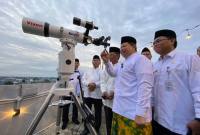 Foto Ilustrasi - Petugas Kemenag Kalsel memantau hilal di salah satu hotel di Banjarmasin, Minggu (10/3/2024). (Foto: Dok MC Kalsel)
