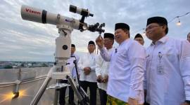 Foto Ilustrasi - Petugas Kemenag Kalsel memantau hilal di salah satu hotel di Banjarmasin, Minggu (10/3/2024). (Foto: Dok MC Kalsel)
