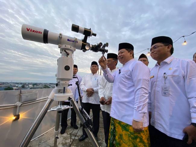 Foto Ilustrasi - Petugas Kemenag Kalsel memantau hilal di salah satu hotel di Banjarmasin, Minggu (10/3/2024). (Foto: Dok MC Kalsel)
