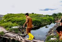 Wali Kota Banjarmasin HM Yamin saat meninjau pembenahan Tempat Pemrosesan Akhir Sampah (TPAS) Basirih yang disanksi KLH RI penutupan sejak 1 Februari 2025. (Foto: Humas Pemko Banjarmasin)