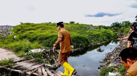 Wali Kota Banjarmasin HM Yamin saat meninjau pembenahan Tempat Pemrosesan Akhir Sampah (TPAS) Basirih yang disanksi KLH RI penutupan sejak 1 Februari 2025. (Foto: Humas Pemko Banjarmasin)