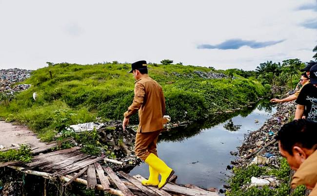 Wali Kota Banjarmasin HM Yamin saat meninjau pembenahan Tempat Pemrosesan Akhir Sampah (TPAS) Basirih yang disanksi KLH RI penutupan sejak 1 Februari 2025. (Foto: Humas Pemko Banjarmasin)