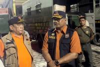 Direktur Jenderal Bina Administrasi Kewilayahan Kementerian Dalam Negeri Safrizal ZA (kanan) meninjau kondisi pengungsian warga di Aceh, Jumat (28/11/2025). (Foto: Dok Kemendagri)