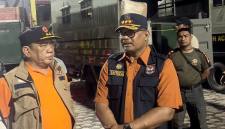 Direktur Jenderal Bina Administrasi Kewilayahan Kementerian Dalam Negeri Safrizal ZA (kanan) meninjau kondisi pengungsian warga di Aceh, Jumat (28/11/2025). (Foto: Dok Kemendagri)