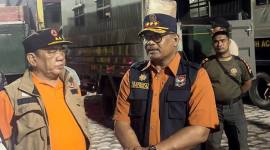 Direktur Jenderal Bina Administrasi Kewilayahan Kementerian Dalam Negeri Safrizal ZA (kanan) meninjau kondisi pengungsian warga di Aceh, Jumat (28/11/2025). (Foto: Dok Kemendagri)