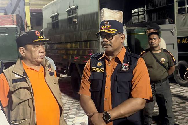 Direktur Jenderal Bina Administrasi Kewilayahan Kementerian Dalam Negeri Safrizal ZA (kanan) meninjau kondisi pengungsian warga di Aceh, Jumat (28/11/2025). (Foto: Dok Kemendagri)
