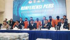 Direktorat Tindak Pidana Siber (Dittipidsiber) Bareskrim Polri menunjukkan foto para tersangka kasus pendirian perusahaan fiktif untuk uang hasil judol di Gedung Bareskrim Polri, Jakarta, Rabu (7/1/2026). (Foto: ANTARA/Nadia Putri R)