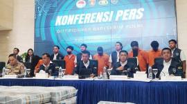 Direktorat Tindak Pidana Siber (Dittipidsiber) Bareskrim Polri menunjukkan foto para tersangka kasus pendirian perusahaan fiktif untuk uang hasil judol di Gedung Bareskrim Polri, Jakarta, Rabu (7/1/2026). (Foto: ANTARA/Nadia Putri R)