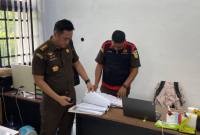 Kejati Kalteng pada saat melakukan penggeledahan di gedung kantor DPMPTSP Kalteng, Palangka Raya,(29/12/2025). (Foto: Dok Kejati Kalteng)
