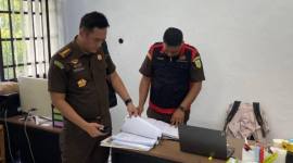 Kejati Kalteng pada saat melakukan penggeledahan di gedung kantor DPMPTSP Kalteng, Palangka Raya,(29/12/2025). (Foto: Dok Kejati Kalteng)
