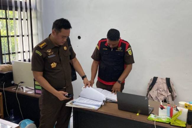 Kejati Kalteng pada saat melakukan penggeledahan di gedung kantor DPMPTSP Kalteng, Palangka Raya,(29/12/2025). (Foto: Dok Kejati Kalteng)
