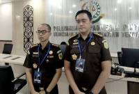 Asintel Kejati Kalteng Hendri Hanafi didampingi Aspidsus Wahyudi Eko Husodo memberikan keterangan pers di Palangka Raya, Selasa (13/1/2026). (Foto: Dokumentasi Pribadi)