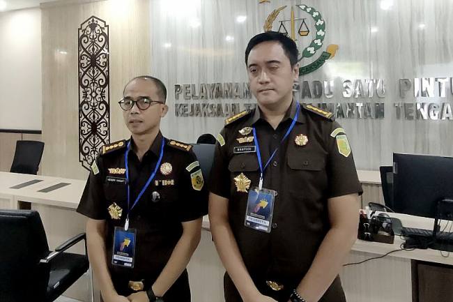 Asintel Kejati Kalteng Hendri Hanafi didampingi Aspidsus Wahyudi Eko Husodo memberikan keterangan pers di Palangka Raya, Selasa (13/1/2026). (Foto: Dokumentasi Pribadi)