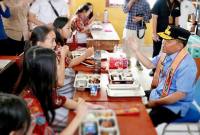 Gubernur Kalteng Agustiar Sabran berbincang dengan pelajar SMA di Palangka Raya saat pelaksanaan MBG beberapa waktu lalu. (Foto: Dok Disdik Kalteng)
