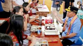 Gubernur Kalteng Agustiar Sabran berbincang dengan pelajar SMA di Palangka Raya saat pelaksanaan MBG beberapa waktu lalu. (Foto: Dok Disdik Kalteng)
