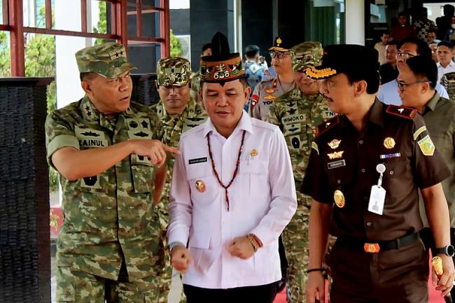Gubernur Kalteng Agustiar Sabran (tengah) bersama jajaran Forkopimda di Palangka Raya (23/1/2026). (Foto: Dok Adpim Pemprov Kalteng)
