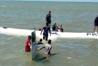 Warga berupaya menolong penumpang dan crew pesawat Smart Air jenis caravan PK-SNS tujuan Kaimana, di logpond Kaladiri, Nabire yang jatuh karena mengalami gagal take off atau kehilangan daya angkat (stall), Selasa (27/1/2026) sekitar jam. 12.45 WIT. (Foto: Istimewa)