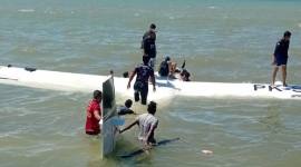 Warga berupaya menolong penumpang dan crew pesawat Smart Air jenis caravan PK-SNS tujuan Kaimana, di logpond Kaladiri, Nabire yang jatuh karena mengalami gagal take off atau kehilangan daya angkat (stall), Selasa (27/1/2026) sekitar jam. 12.45 WIT. (Foto: Istimewa)