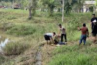 Personel Polres Tarakan berhasil menyelamatkan seorang ibu paruh baya yang menjadi korban serangan buaya saat beraktivitas di sekitar Waduk Persemaian, Tarakan, Senin (19/1). (Foto: Dok Polres Tarakan)