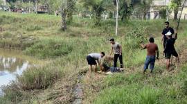 Personel Polres Tarakan berhasil menyelamatkan seorang ibu paruh baya yang menjadi korban serangan buaya saat beraktivitas di sekitar Waduk Persemaian, Tarakan, Senin (19/1). (Foto: Dok Polres Tarakan)