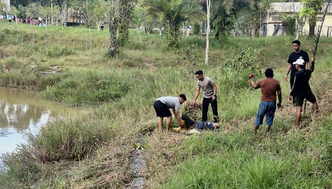 Personel Polres Tarakan berhasil menyelamatkan seorang ibu paruh baya yang menjadi korban serangan buaya saat beraktivitas di sekitar Waduk Persemaian, Tarakan, Senin (19/1). (Foto: Dok Polres Tarakan)