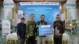 PESERTA - Bank Kalsel saat memberikan pemahaman kepada para pelajar mengenai kemudahan transaksi non-tunai berbasis QRIS dan e-wallet yang kini semakin dekat dengan kehidupan sehari-hari, sekaligus mengedukasi potensi risiko yang dapat muncul, seperti penipuan QR palsu, phishing, serta kebocoran data pribadi apabila tidak digunakan secara bijak. (Foto: HumasDPRDKalsel)