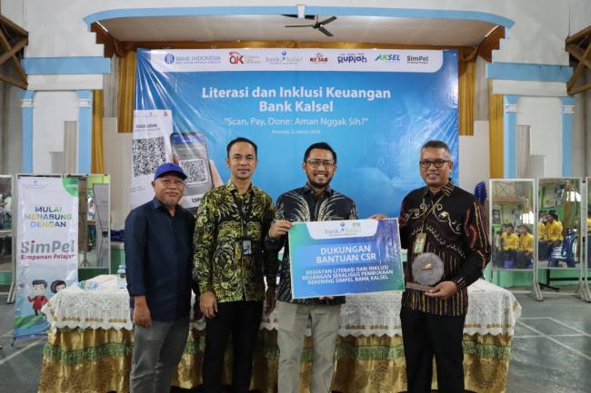 PESERTA - Bank Kalsel saat memberikan pemahaman kepada para pelajar mengenai kemudahan transaksi non-tunai berbasis QRIS dan e-wallet yang kini semakin dekat dengan kehidupan sehari-hari, sekaligus mengedukasi potensi risiko yang dapat muncul, seperti penipuan QR palsu, phishing, serta kebocoran data pribadi apabila tidak digunakan secara bijak. (Foto: HumasDPRDKalsel)