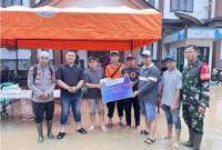 Bank Kalsel menunjukkan kepedulian dan empati kepada masyarakat terdampak bencana banjir di Kabupaten Balangan dan Kabupaten Banjar melalui penyaluran bantuan kemanusiaan. (Foto: HumasBankKalsel)