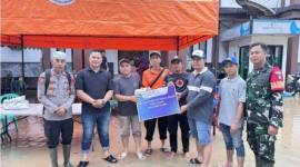 Bank Kalsel menunjukkan kepedulian dan empati kepada masyarakat terdampak bencana banjir di Kabupaten Balangan dan Kabupaten Banjar melalui penyaluran bantuan kemanusiaan. (Foto: HumasBankKalsel)