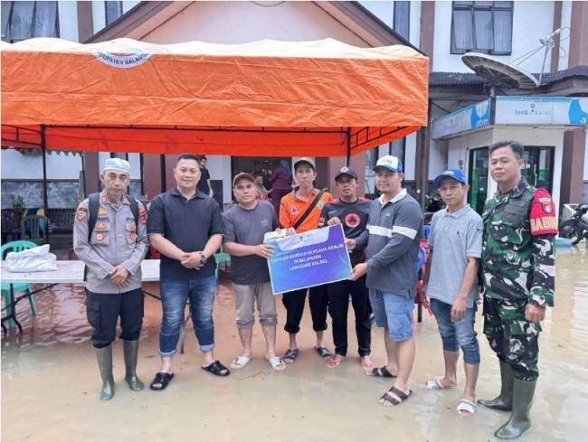 Bank Kalsel menunjukkan kepedulian dan empati kepada masyarakat terdampak bencana banjir di Kabupaten Balangan dan Kabupaten Banjar melalui penyaluran bantuan kemanusiaan. (Foto: HumasBankKalsel)
