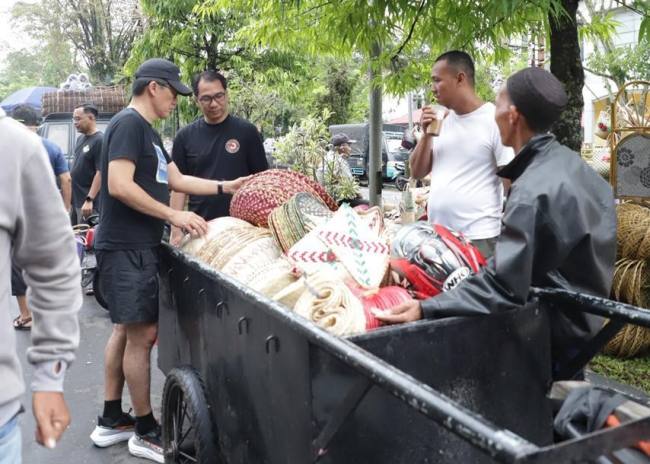 DUKUNG UKM Lokal, Bank Kalsel dan Bupati Hulu Sungai Utara Kunjungi Pasar Kerajinan Amuntai