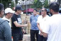 Bupati Hulu Sungai Utara, H. Sahrujani, serta jajaran Direksi Bank Kalsel, yakni Direktur Utama Fachrudin, Direktur Bisnis Akhmad Fauzi Noor, Direktur Operasional Abdurrahim Fiqry, dan Direktur Kepatuhan Mitra Damayanti, bersama para Kepala Divisi dan Kepala Cabang Bank Kalsel saat berkunjung di Pasar Kerajinan Amuntai. (Foto: HumasBankKalsel)