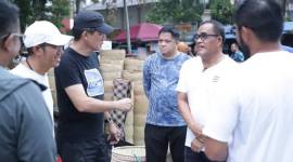 Bupati Hulu Sungai Utara, H. Sahrujani, serta jajaran Direksi Bank Kalsel, yakni Direktur Utama Fachrudin, Direktur Bisnis Akhmad Fauzi Noor, Direktur Operasional Abdurrahim Fiqry, dan Direktur Kepatuhan Mitra Damayanti, bersama para Kepala Divisi dan Kepala Cabang Bank Kalsel saat berkunjung di Pasar Kerajinan Amuntai. (Foto: HumasBankKalsel)