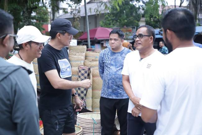 Bupati Hulu Sungai Utara, H. Sahrujani, serta jajaran Direksi Bank Kalsel, yakni Direktur Utama Fachrudin, Direktur Bisnis Akhmad Fauzi Noor, Direktur Operasional Abdurrahim Fiqry, dan Direktur Kepatuhan Mitra Damayanti, bersama para Kepala Divisi dan Kepala Cabang Bank Kalsel saat berkunjung di Pasar Kerajinan Amuntai. (Foto: HumasBankKalsel)