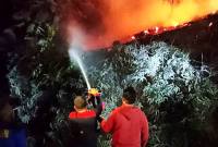 Personel gabungan berupaya memadamkan kebakaran lahan di Km 4 Jalan Tahura Lapak Jaru, Kecamatan Kurun, Kabupaten Gunung Mas. (Foto: Dok Polres Gumas)