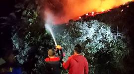 Personel gabungan berupaya memadamkan kebakaran lahan di Km 4 Jalan Tahura Lapak Jaru, Kecamatan Kurun, Kabupaten Gunung Mas. (Foto: Dok Polres Gumas)