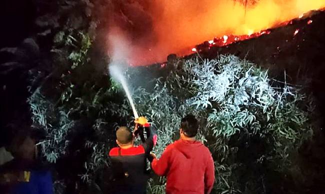 Personel gabungan berupaya memadamkan kebakaran lahan di Km 4 Jalan Tahura Lapak Jaru, Kecamatan Kurun, Kabupaten Gunung Mas. (Foto: Dok Polres Gumas)