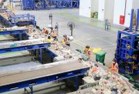 Sejumlah petugas melakukan pengelolaan sampah di TPST 1 berlokasi di KIPP IKN di Kecamatan Sepaku, Kabupaten Penajam Paser Utara, Provinsi Kalimantan Timur. (Foto: Humas OIKN)