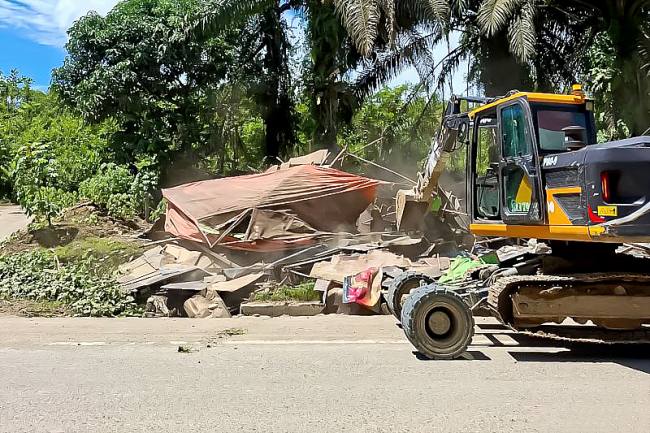 Pembongkaran salah satu bangunan liar atau tanpa izin di wilayah IKN. (Foto: Dok Humas OIKN)