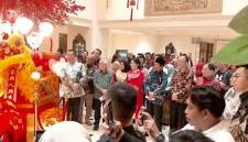 Menteri Agama Nasaruddin Umar tampak menyaksikan atraksi barongsai dalam event Discover Timeless Harmony Explore Singkawang di Hotel Borobudur Jakarta, Jumat (23/1/2026). (Foto: Dok Humas Pemkot Singkawang)