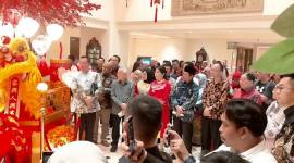Menteri Agama Nasaruddin Umar tampak menyaksikan atraksi barongsai dalam event Discover Timeless Harmony Explore Singkawang di Hotel Borobudur Jakarta, Jumat (23/1/2026). (Foto: Dok Humas Pemkot Singkawang)
