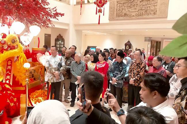 Menteri Agama Nasaruddin Umar tampak menyaksikan atraksi barongsai dalam event Discover Timeless Harmony Explore Singkawang di Hotel Borobudur Jakarta, Jumat (23/1/2026). (Foto: Dok Humas Pemkot Singkawang)