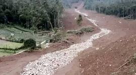 Jalur aliran lumpur (mudflow) yang melintas Kampung Pasir Kuning hingga Pasir Kuda, Desa Pasirlangu, Kecamatan Cisarua, Kabupaten Bandung Barat. (Foto: Dok PPMB dan DPMK ITB)