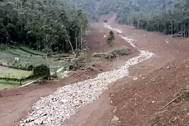 Jalur aliran lumpur (mudflow) yang melintas Kampung Pasir Kuning hingga Pasir Kuda, Desa Pasirlangu, Kecamatan Cisarua, Kabupaten Bandung Barat. (Foto: Dok PPMB dan DPMK ITB)